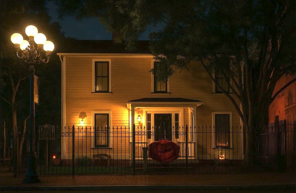 San Diego Gaslamp Ghosts and Crime Walking Tour